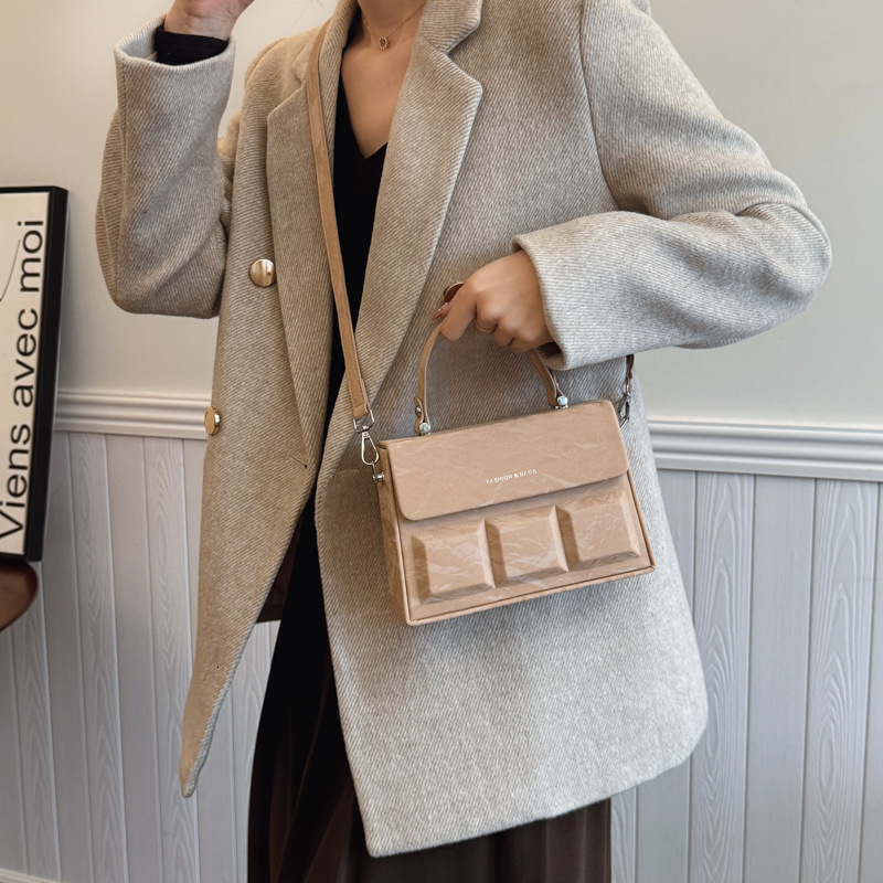 Niche Design Box for Women 2025 New High-End Feel Embossed Handbag Simple Single Shoulder Crossbody Small Square Bag ddmymoon