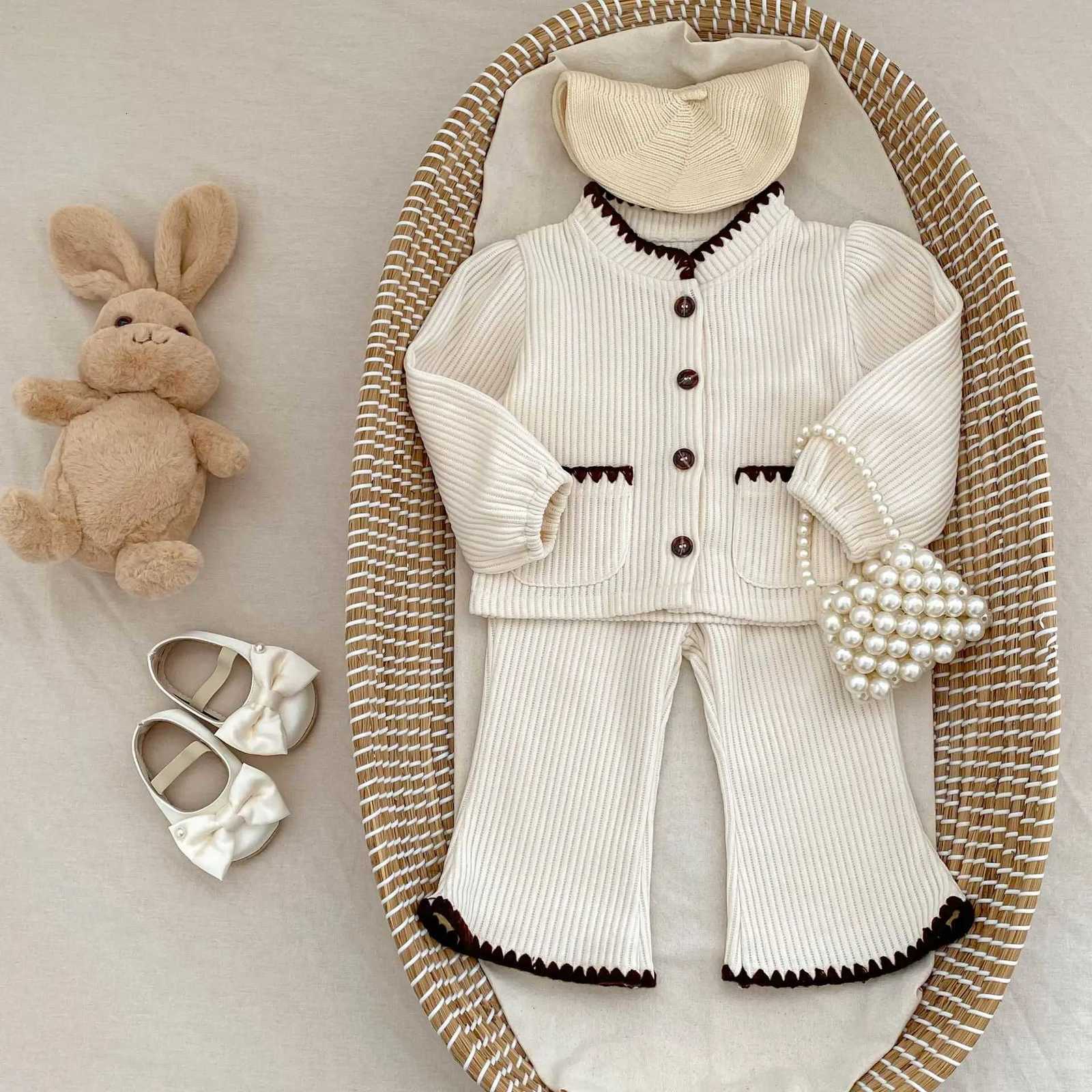 Autumn new baby clothes for 2-4 years old baby suit for girls corduroy long-sleeved coat + bell bottoms Z250811