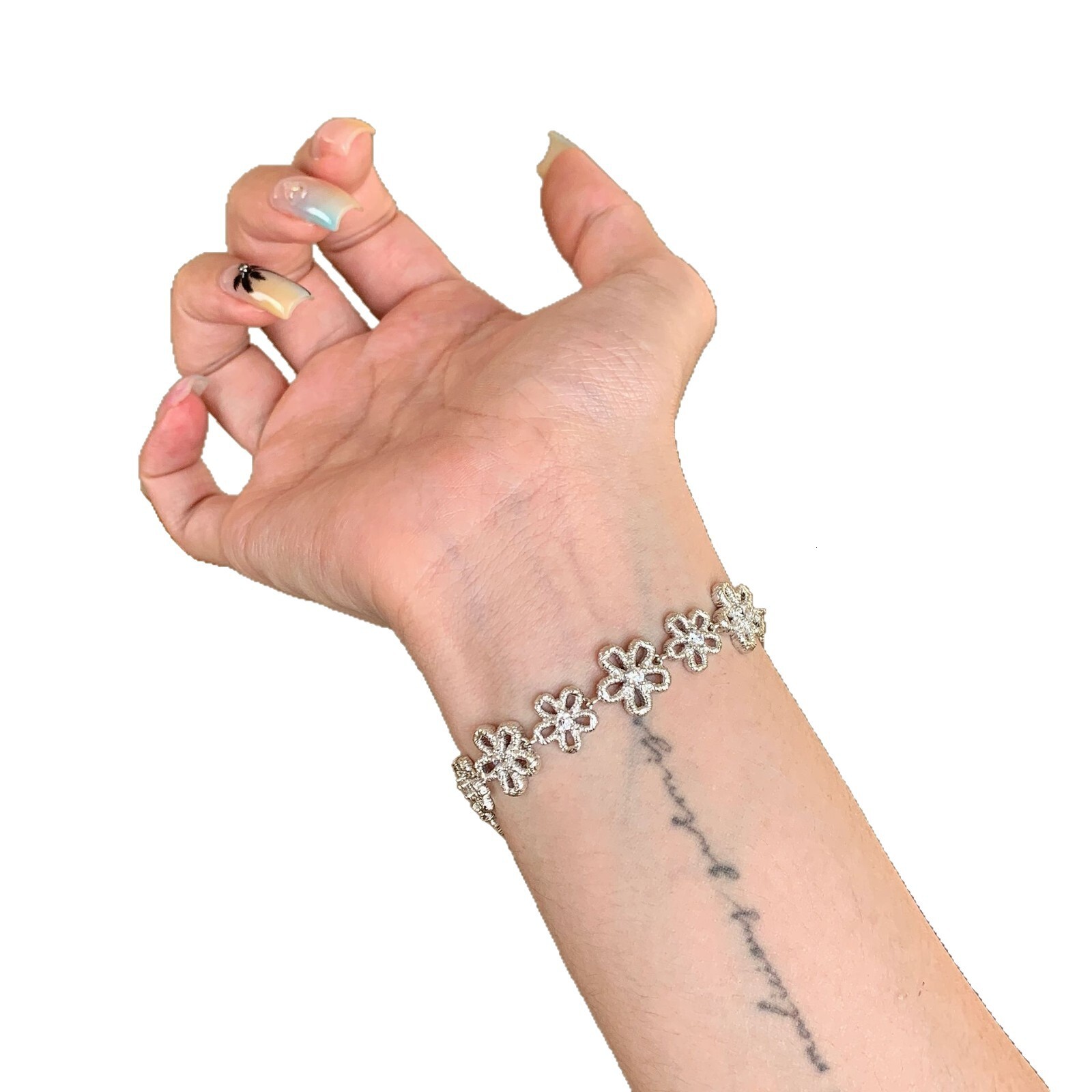 Zircon Hollow Flower Pendant Fashion Simple Versatile Elegant Bracelet Exquisite Light High-end Feel Women's Jewelry