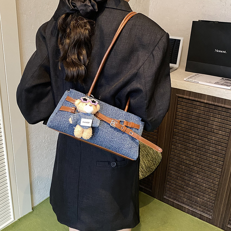 2025 Autumn New Niche Denim Handbag Women's Shoulder Bag Niche Design New Fashion Collage Color Block Armpit Bag Autumn New Designer Bag Women�