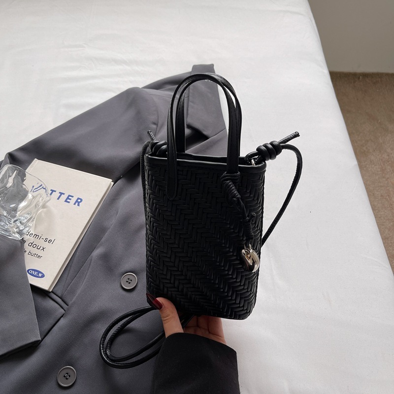 2025 New Woven Handbag High-End Solid Color Shoulder for Women Casual Commuter Crossbody Bag ddmymoon