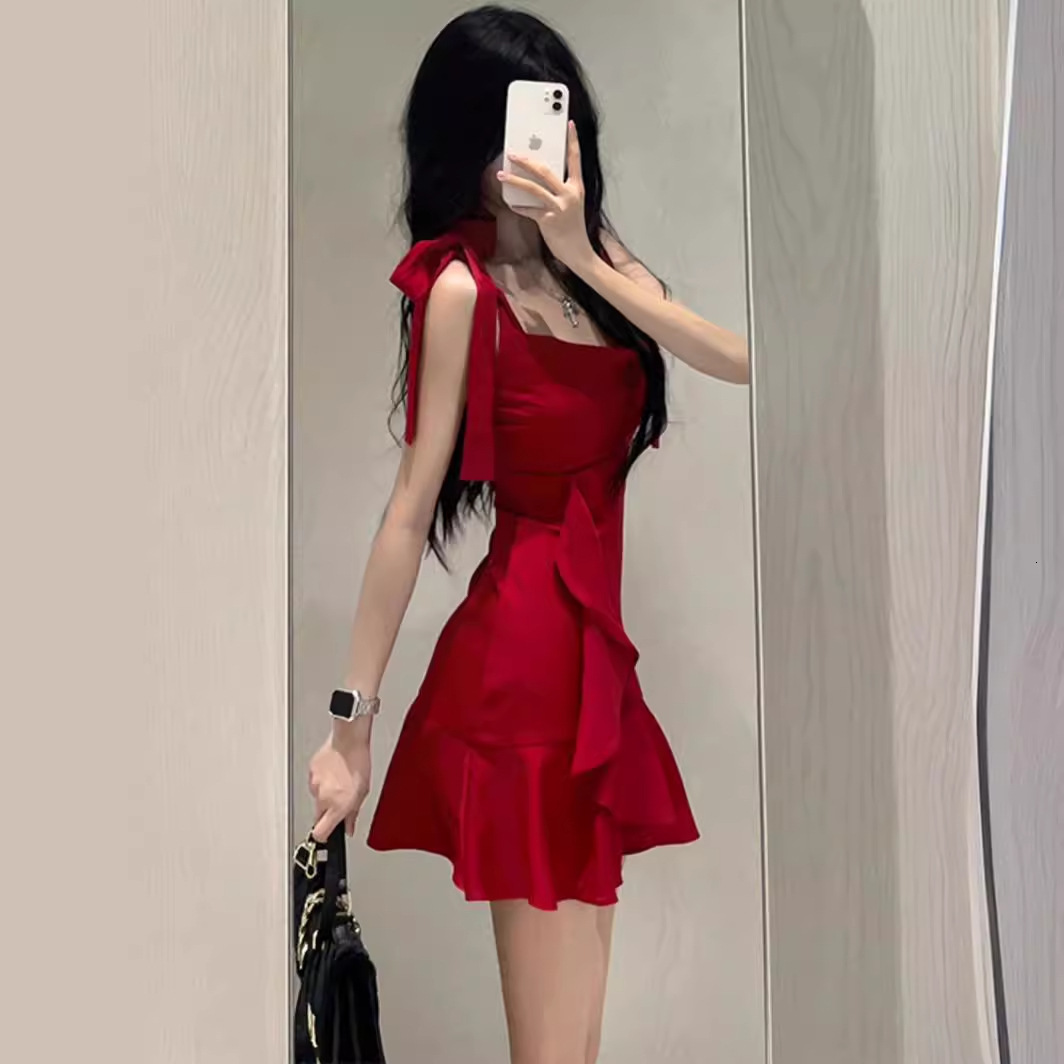 2025 Summer New Women's Pure Desire Style Red Spaghetti Strap Dress Design Sense Niche Temperament Tightening Waist Slimming Short fashion Skirt 
