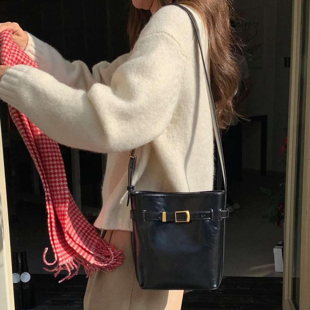 Korean Version Ins Oil Wax Leather Single Shoulder Crossbody Small 2025 High-end Simple Bucket Bag for Women