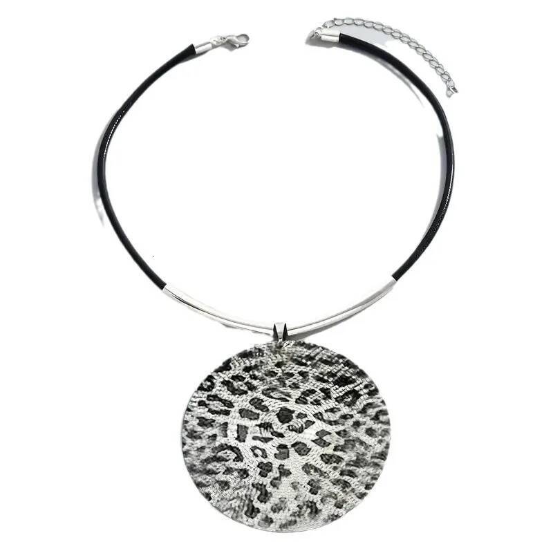 Round Leopard Pendant Necklace for Women Simple Fashion Neck Jewelry Hot Sale Party Gift 2025 New Style