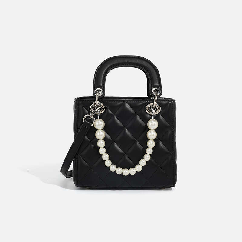 2024 Diamond Pattern Princess Diana Fashion Versatile Pearl Handbag New Trendy Women's Bag