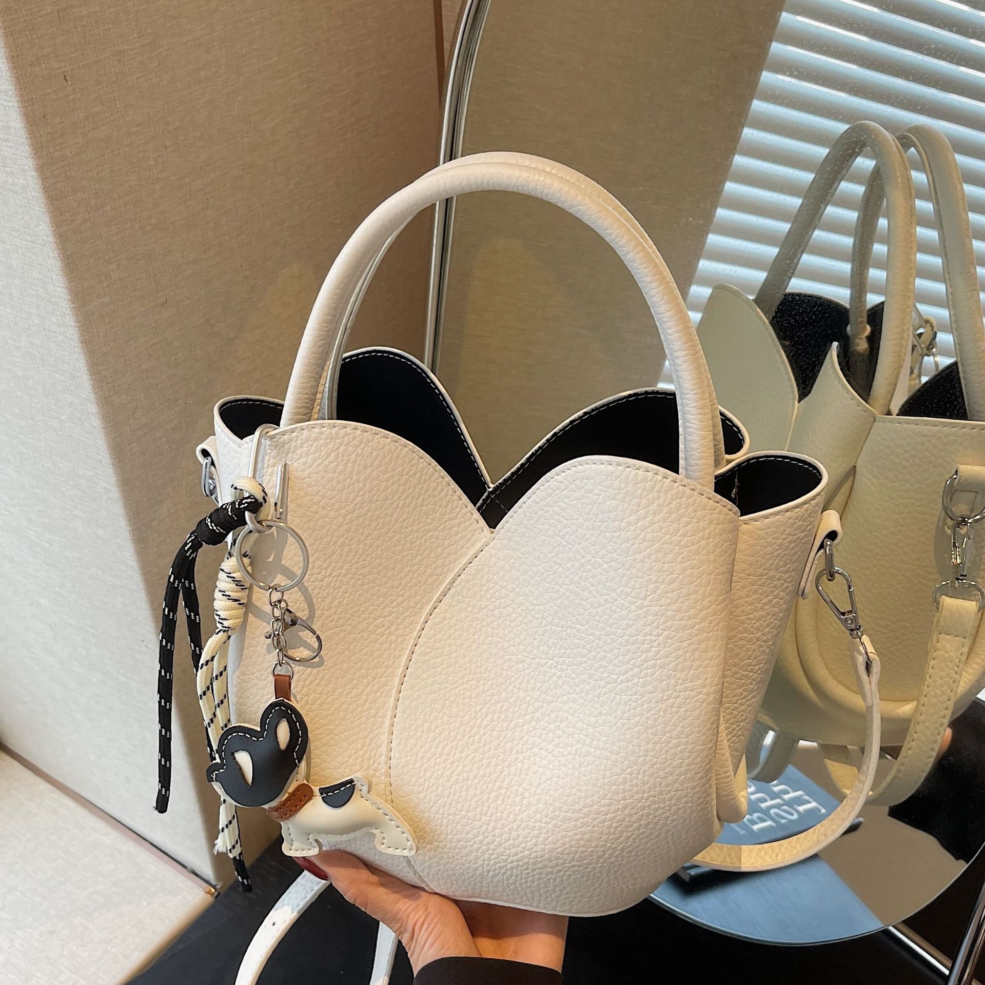 2025 Autumn New Fashionable Women's Shoulder Bag New Niche Design Women's Crossbody Bag Fashionable And Simple Handbag Autumn New Designer B