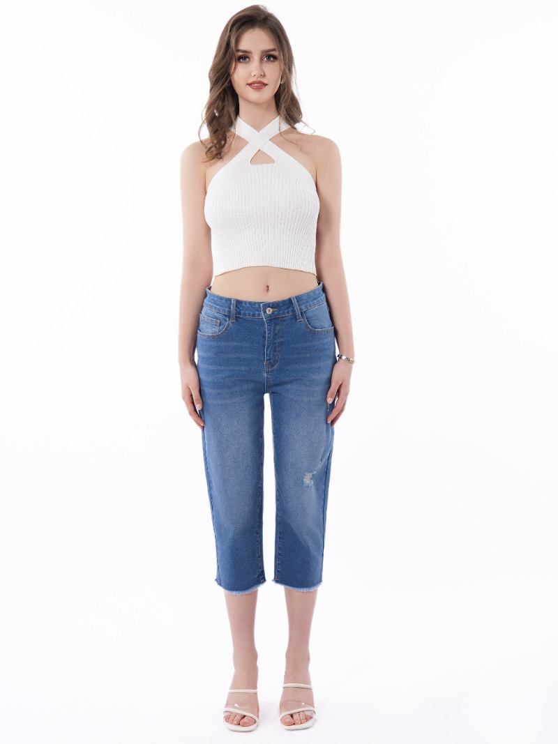 Women's ripped and frayed capri jeans