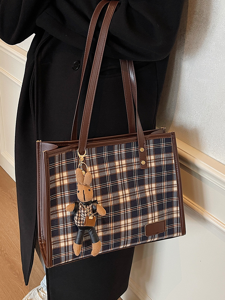 2025 Autumn New Shoulder bag Bag Large Capacity Checkered Women s Bag Autumn New Designer Bag women s New Retro Handbag Commuter Women s Crossbody Bag