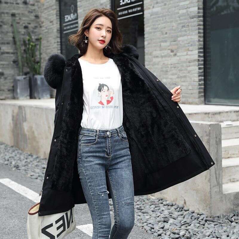 Women's coat, medium to long, with a large leather collar and a V-shaped down cotton jacket