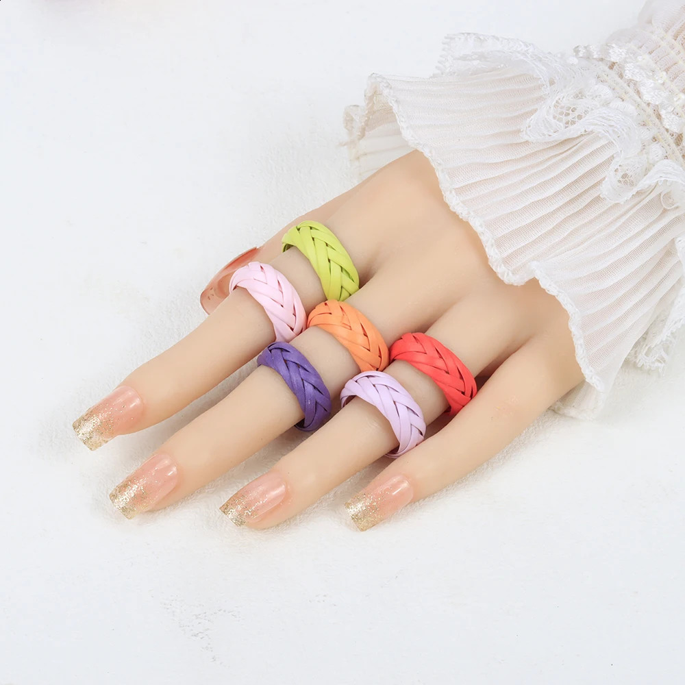 50 Pcs/Lot Handmade Mix Colorful Grass Weave Rings for Women Wholesale Jewelry Summer Beach Party Gifts 250807