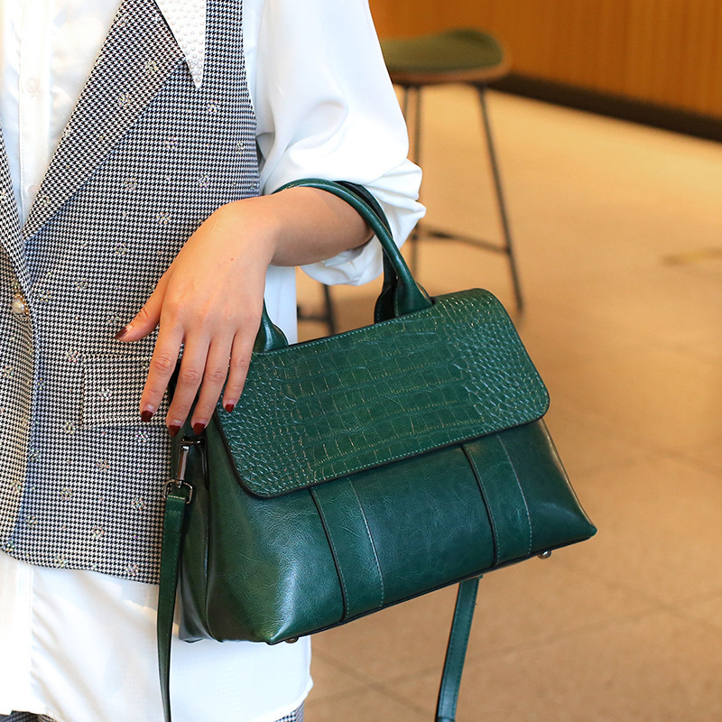 2025 autumn new women's shoulder bag niche design versatile popular large capacity women's handbag women's crossbody bag designer bag