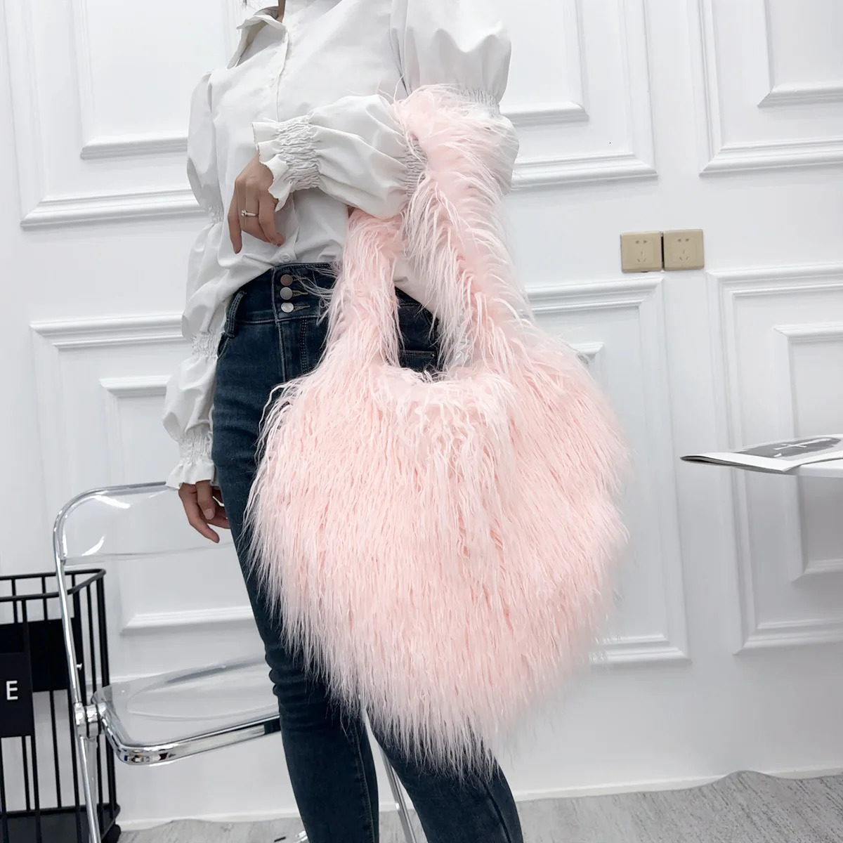 Custom Handbags Bags Zippered Tote bag Faux Fur Winter Womens Handbag Cute Plush HeartShaped Bag 250811