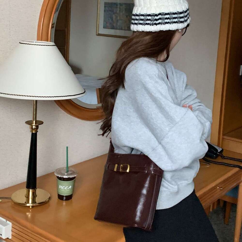 Korean Version Ins Oil Wax Leather Single Shoulder Crossbody Small 2025 High-end Simple Bucket Bag for Women