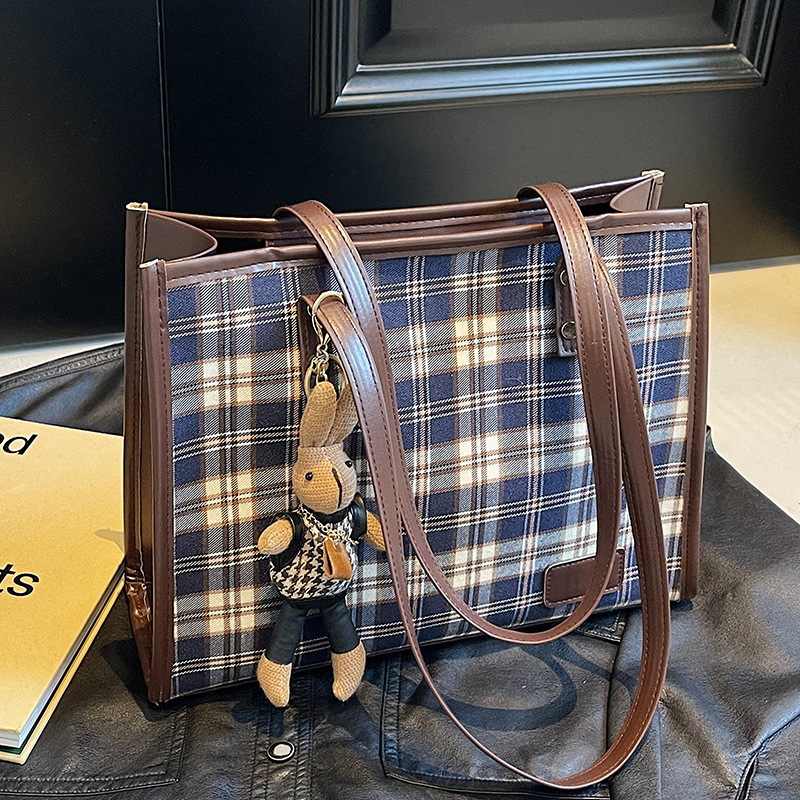 2025 Autumn New Shoulder bag Bag Large Capacity Checkered Women s Bag Autumn New Designer Bag women s New Retro Handbag Commuter Women s Crossbody Bag