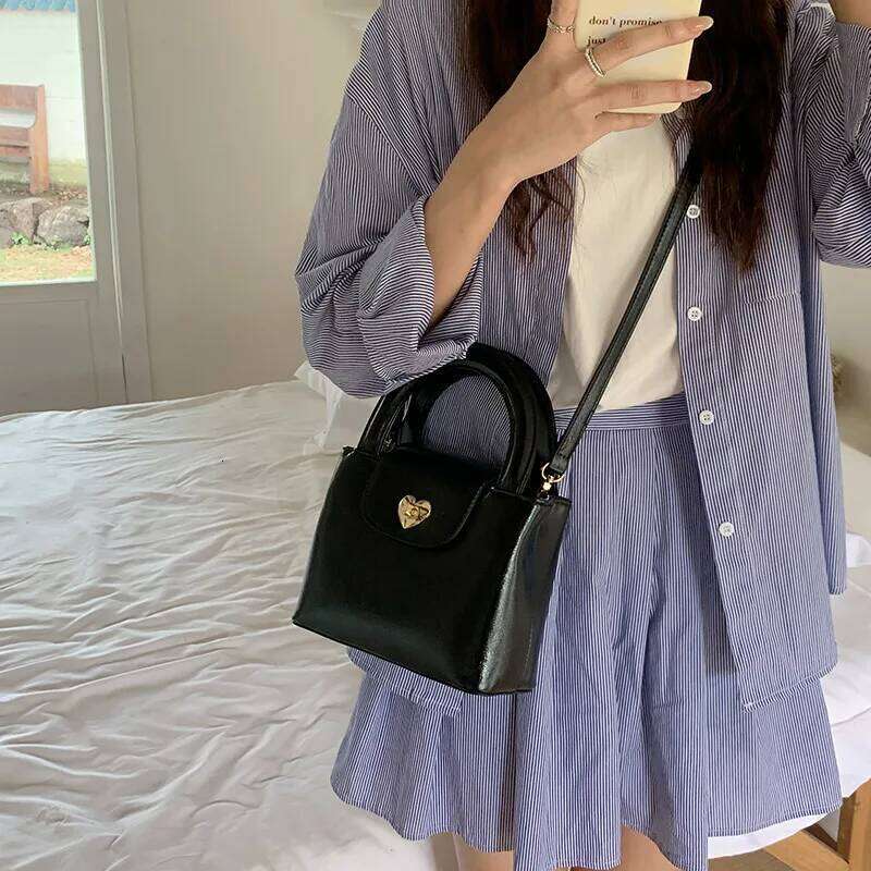 Hot Selling Niche Love Lock Handbag Ins Blogger Same Style Women's Texture Casual Fashion Single Shoulder Slant Cross Bag Designer Bags