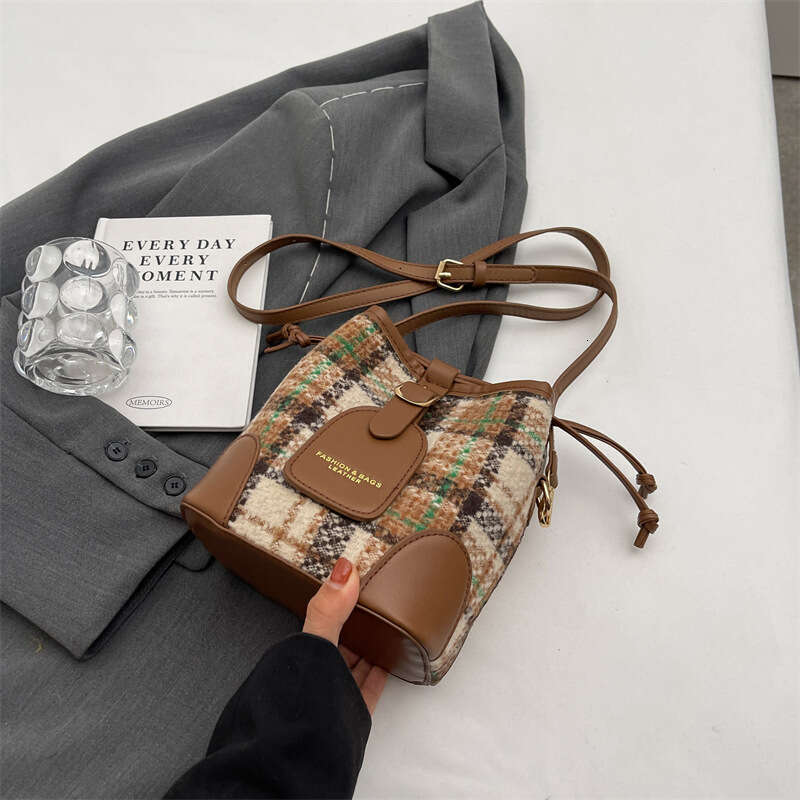 High-Quality Versatile Bucket Shoulder Small for Women 2025 New Trendy Fashion Commuter Crossbody Bag