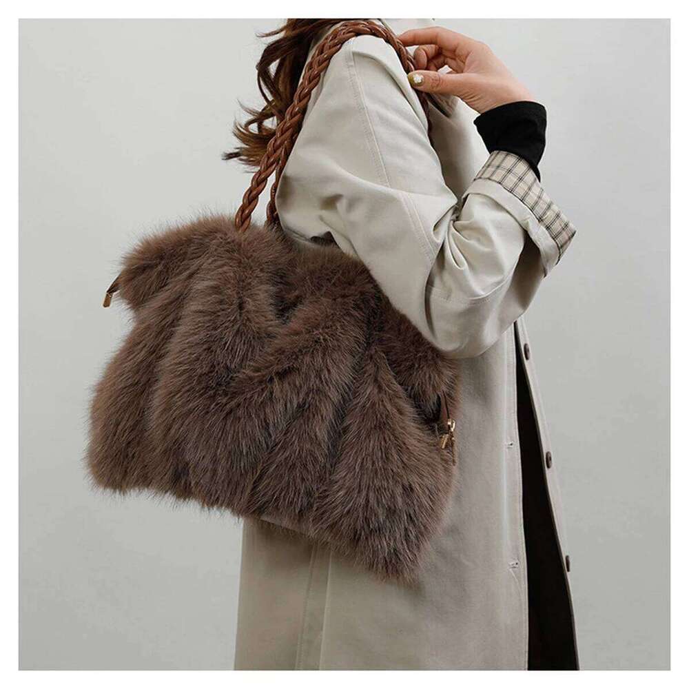 Women's Fashionable Plush Large Capacity Tote High-end Pleated Fox Fur Shoulder Crossbody Commuter Bag with Metal Chaindesigner bag