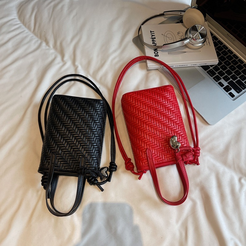 2025 New Woven Handbag High-End Solid Color Shoulder for Women Casual Commuter Crossbody Bag ddmymoon