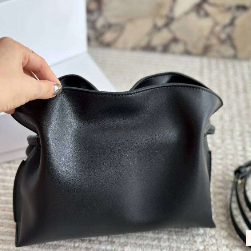 New real leather clutch fashion casual Joker slung shoulder solid color drawstring bucket advanced simple women bag