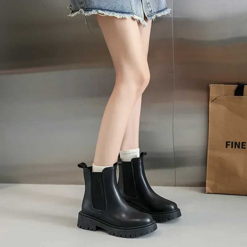 2024 Womens Chelsea Boots Black Mid Ankle Flat Platform Lady Shoes Female All Match Classic Concise Fashion Round Toe Shoes W250811