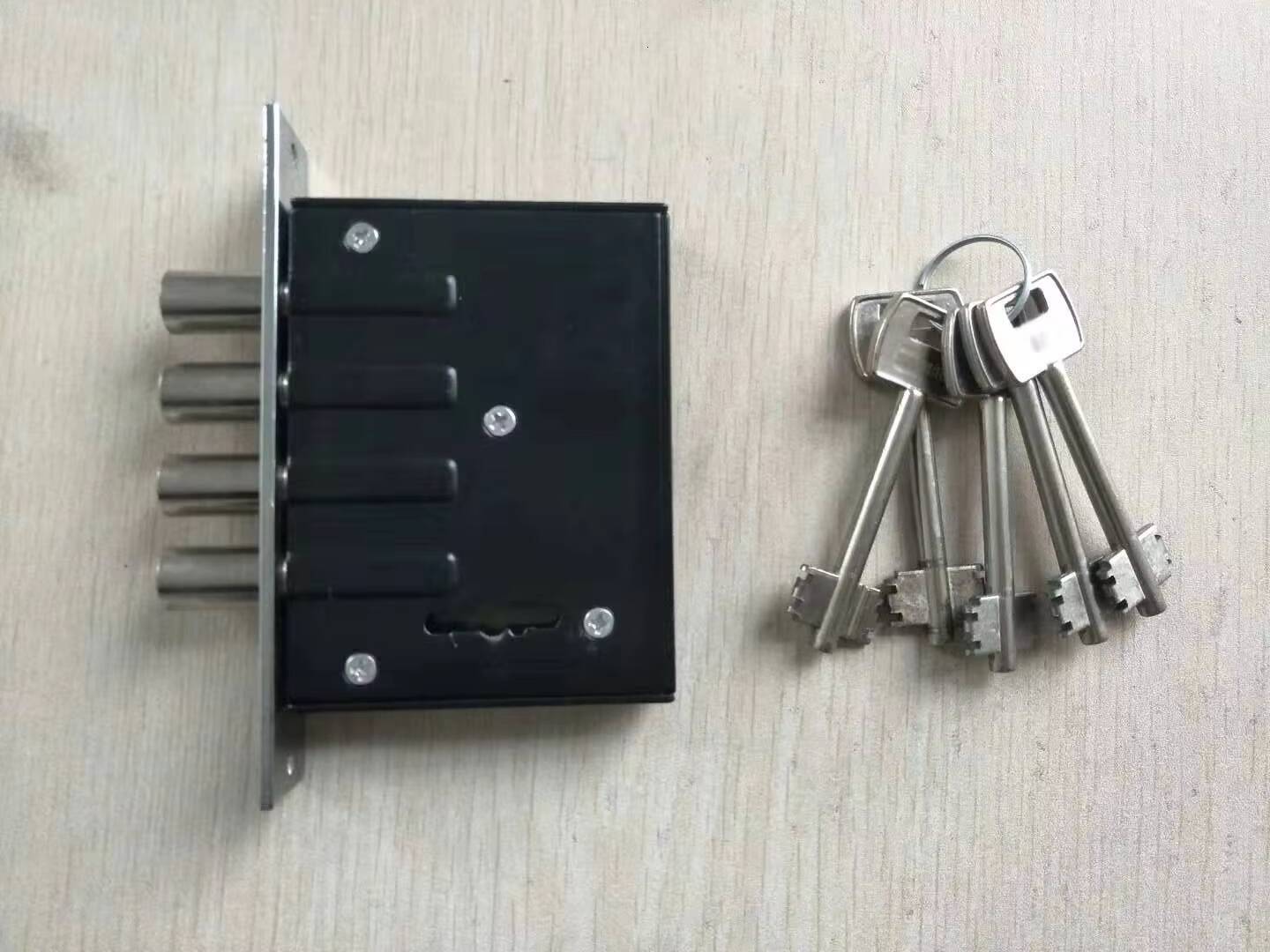 Gaanized, 40/55 Brass Lever Key Padlock, Affordable, High Quality, Residential Door.