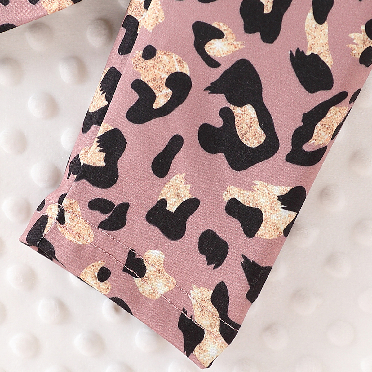 2-piece girls' fashionable casual heart-shaped printed round neck long sleeved T-shirt and leopard print full body printed tight pants set