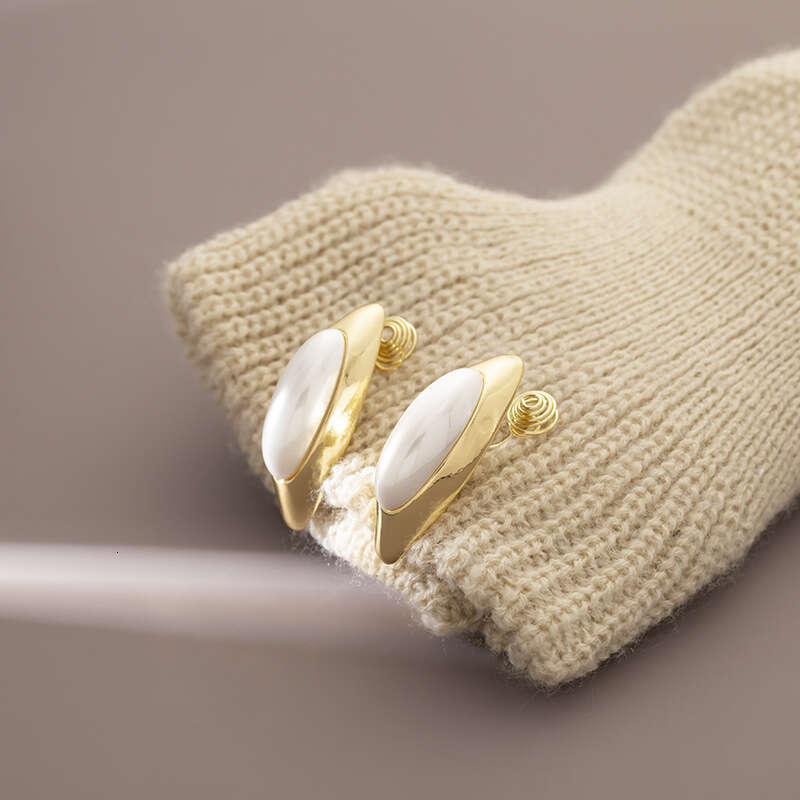 DHcollections Compact Versatile Metal Edge Water Drop Earrings Elegant Commuting Fashion High-end Niche Mosquito Coil No Piercing Ear Clips