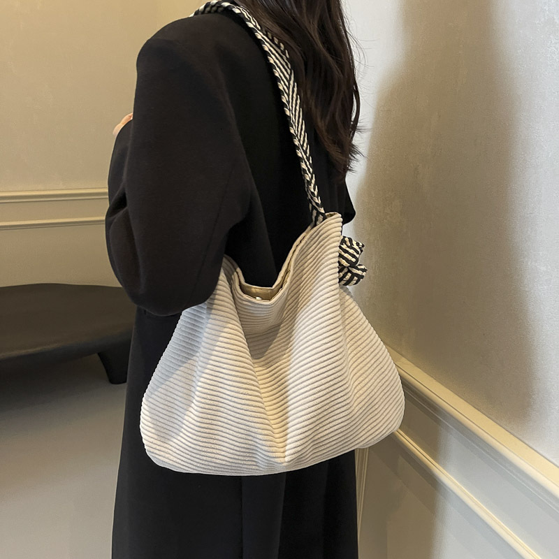 Women's Large Capacity New Versatile High-End Feel Single Shoulder Crossbody Commuter Fashion Tote Bag