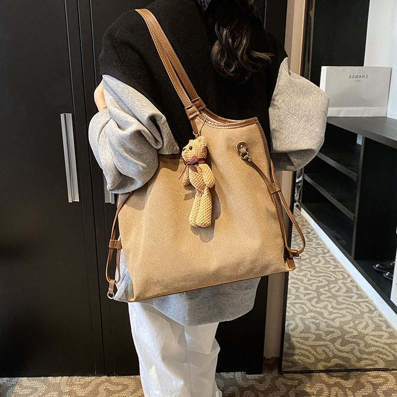 Design Sense Tote for Women New Autumn Winter Casual Commuter Large Capacity Matte Shoulder Bag