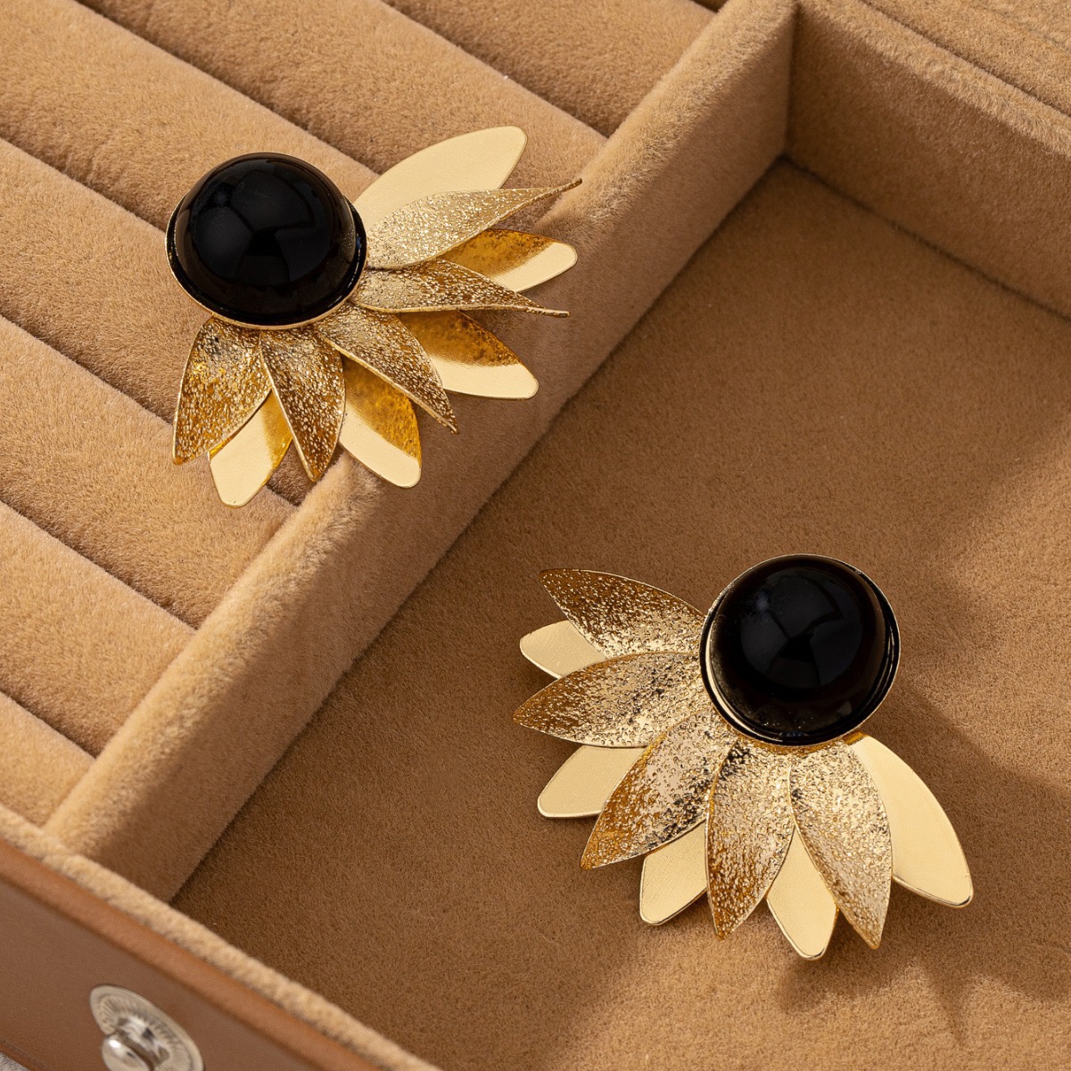 Fashionable metallic petal stud earrings wholesale women's daily accessories