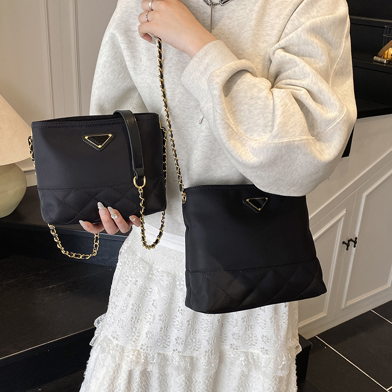 Xiaoxiangfeng Quilted Chain Women's 2025 New Casual Oxford Cloth Single Shoulder Crossbody Fashion Niche Bucket Bag ddmymoon