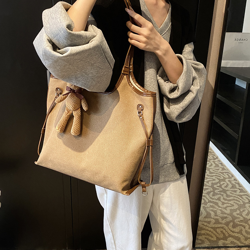 Design Sense Tote for Women New Autumn Winter Casual Commuter Large Capacity Matte Shoulder Bag