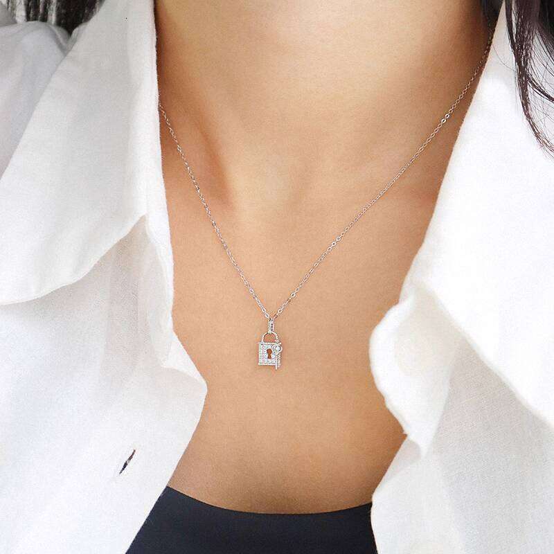 Korean Pure Sier Plated Rose Gold Key Necklace for Women Small Lock Double Pendant with Dia Clavicle Chain Elegant Trendy