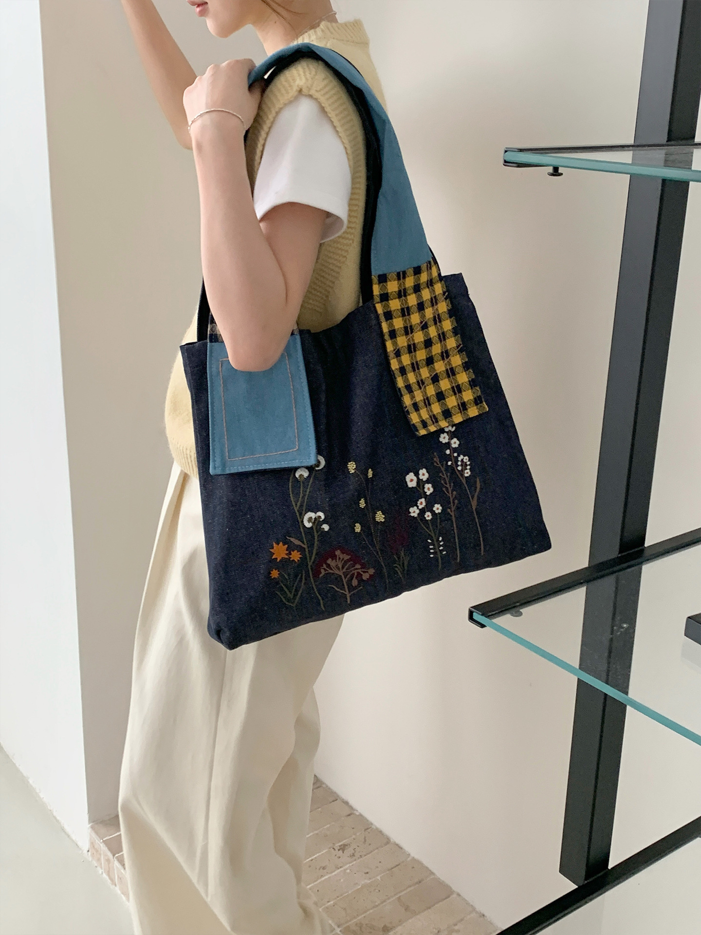 Autumn New Retro Dried Flower Embroidered Denim Bag Niche Large Capacity Shoulder Bag Splicing Design Women's Shoulder Bag Commuting Bag Autumn N