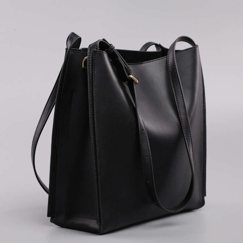 Genuine Leather Tote 2025 New Fashion Large Capacity Crossbody Simple Commuter Bucket Bag for Women