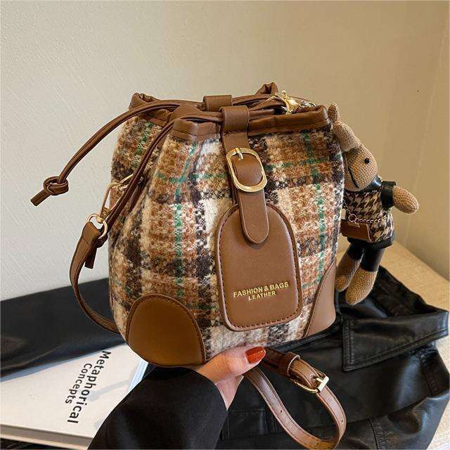 High-Quality Versatile Bucket Shoulder Small for Women 2025 New Trendy Fashion Commuter Crossbody Bag