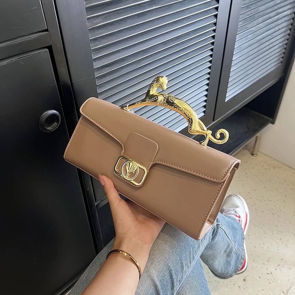 2025 autumn new metal buckle bag, simple, light, luxurious, elegant, fashionable, women's wallet party, niche women's card bag designer bag