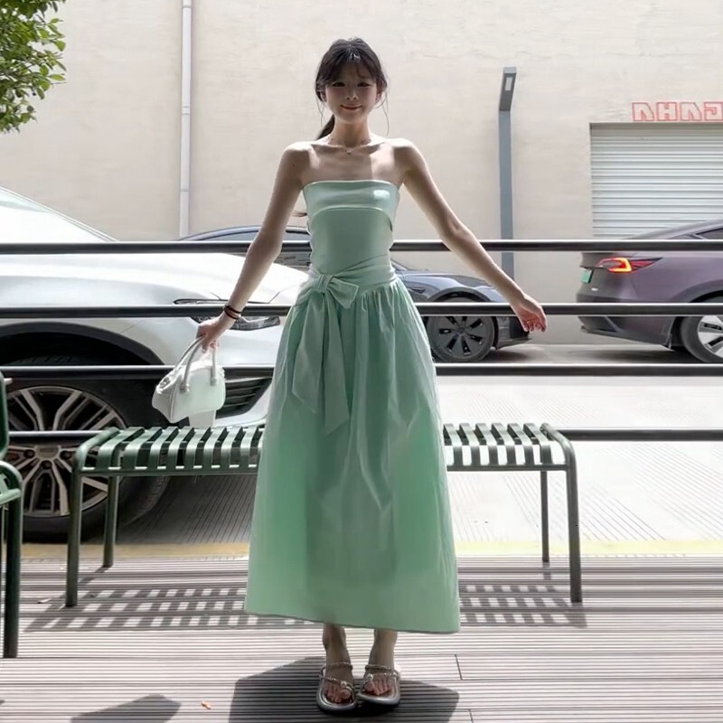 New French style mint green strapless dress for summer 2025, suitable for women's beach vacations, waist cinching off shoulder long fashion skirt