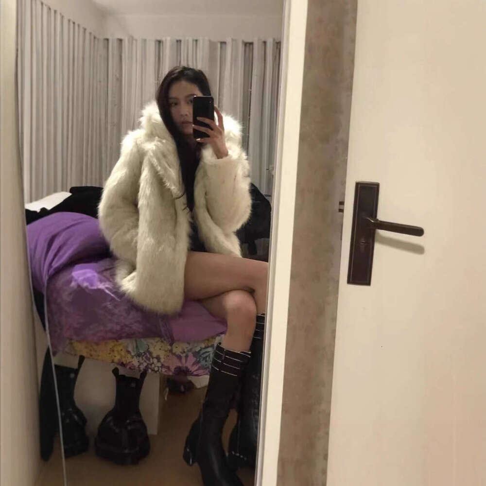 2025 Autumn/Winter Women's White Bottom Gradient Medium Regular Jacket Artificial Fur Imitation Wool Coat