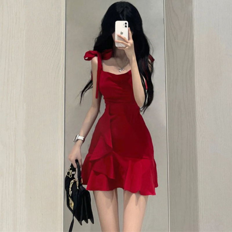 2025 Summer New Women's Pure Desire Style Red Spaghetti Strap Dress Design Sense Niche Temperament Tightening Waist Slimming Short fashion Skirt 