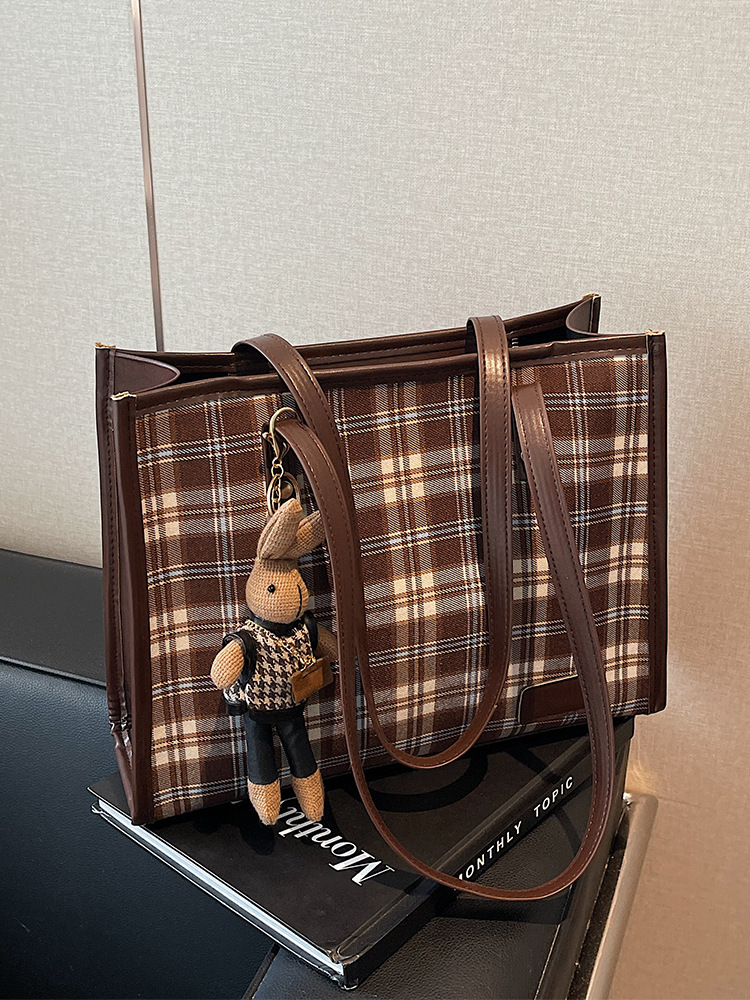 2025 Autumn New Shoulder bag Bag Large Capacity Checkered Women s Bag Autumn New Designer Bag women s New Retro Handbag Commuter Women s Crossbody Bag