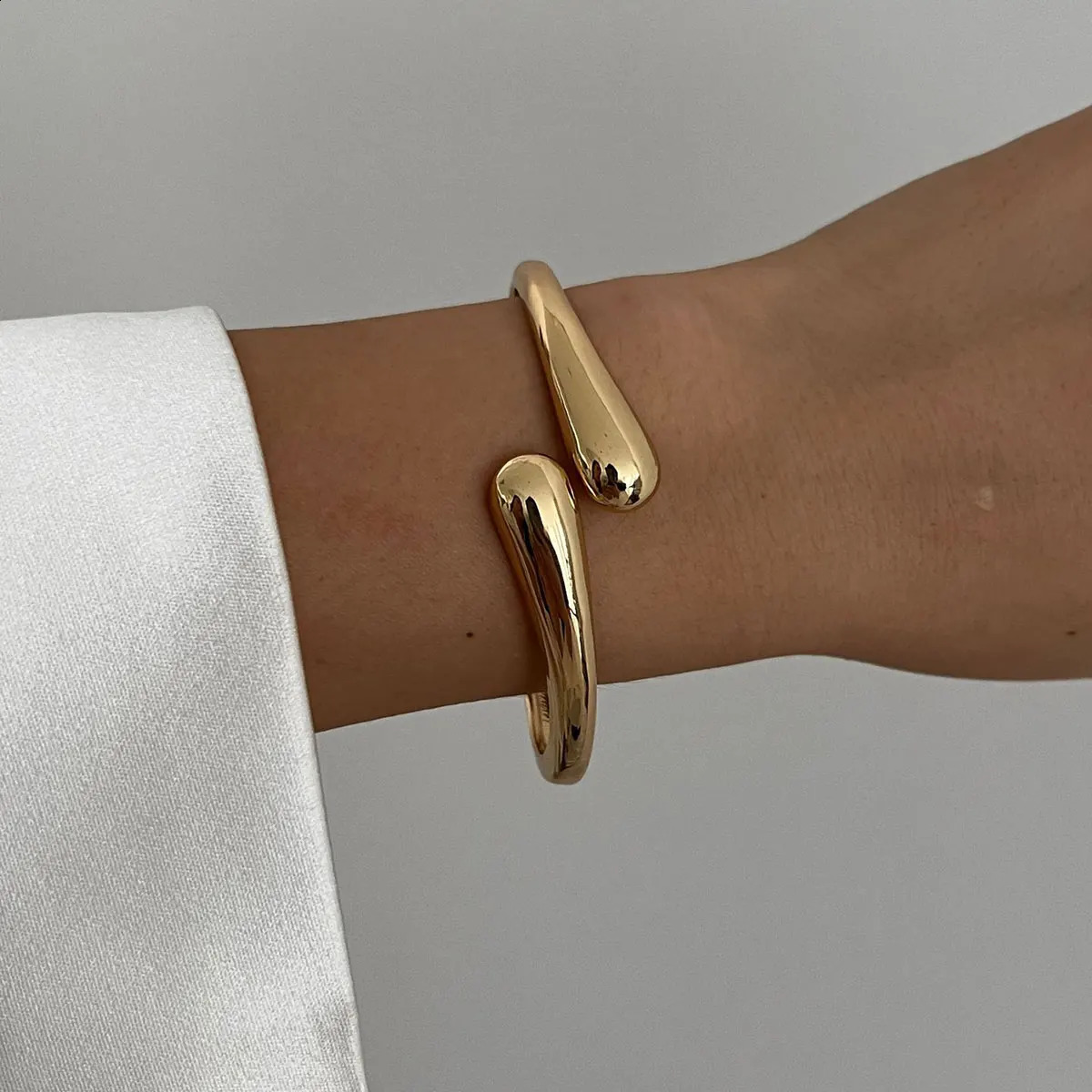 KMVEXO Hiphop Exaggerated Wide Cuff Bangle Manchette Vintage Punk Irregular Glossy Gold Color Bracelet Bangles Women Men Jewelry 250808