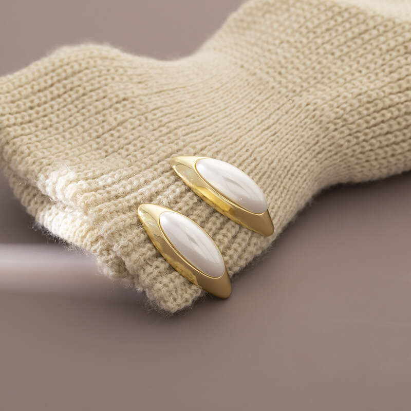 DHcollections Compact Versatile Metal Edge Water Drop Earrings Elegant Commuting Fashion High-end Niche Mosquito Coil No Piercing Ear Clips