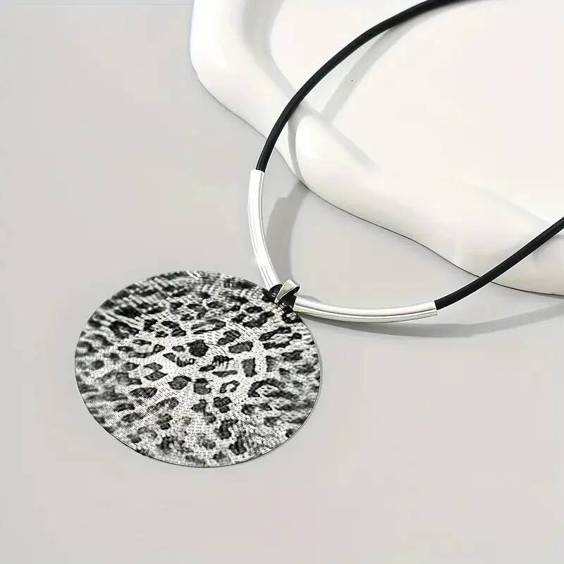 Round Leopard Pendant Necklace for Women Simple Fashion Neck Jewelry Hot Sale Party Gift 2025 New Style