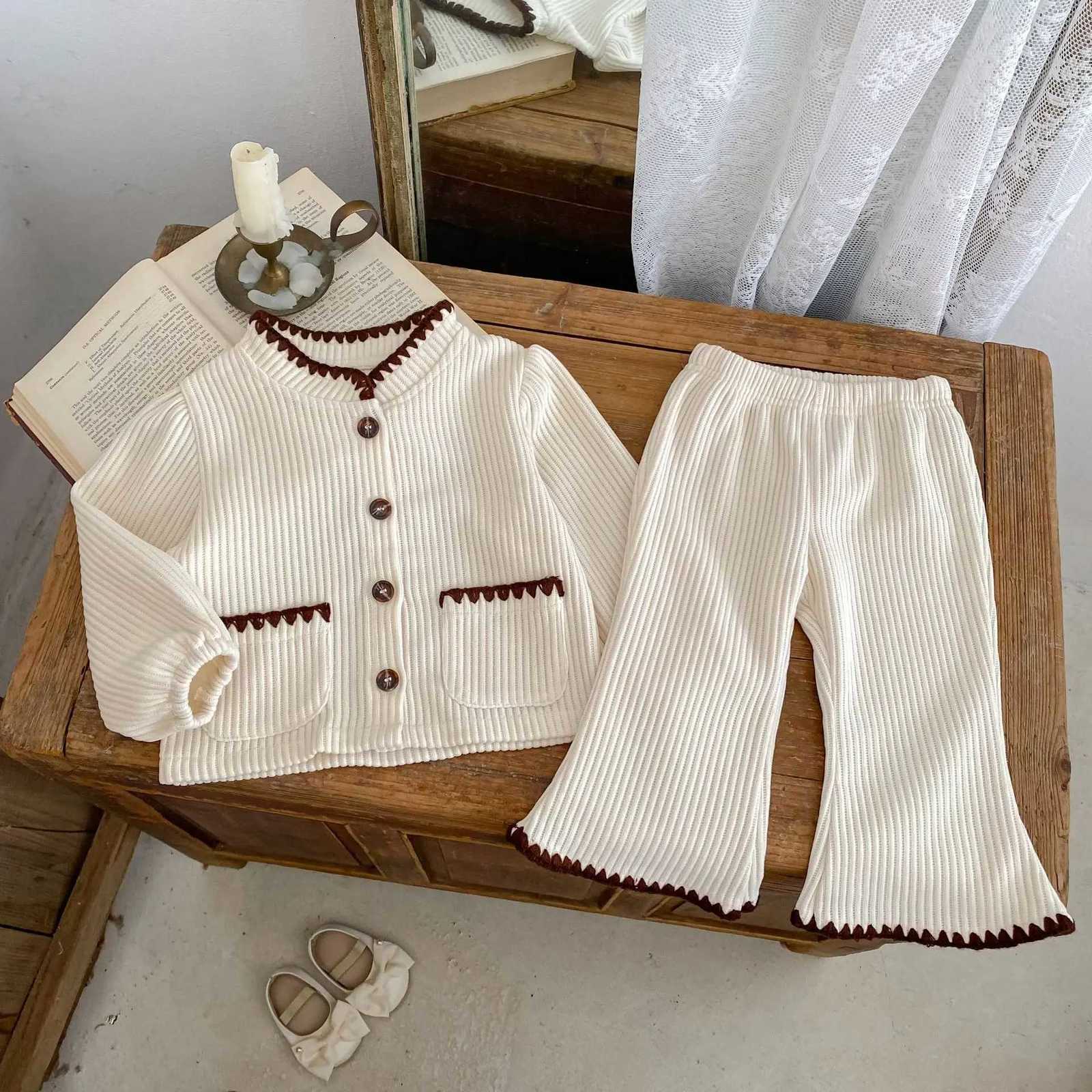 Autumn new baby clothes for 2-4 years old baby suit for girls corduroy long-sleeved coat + bell bottoms Z250811