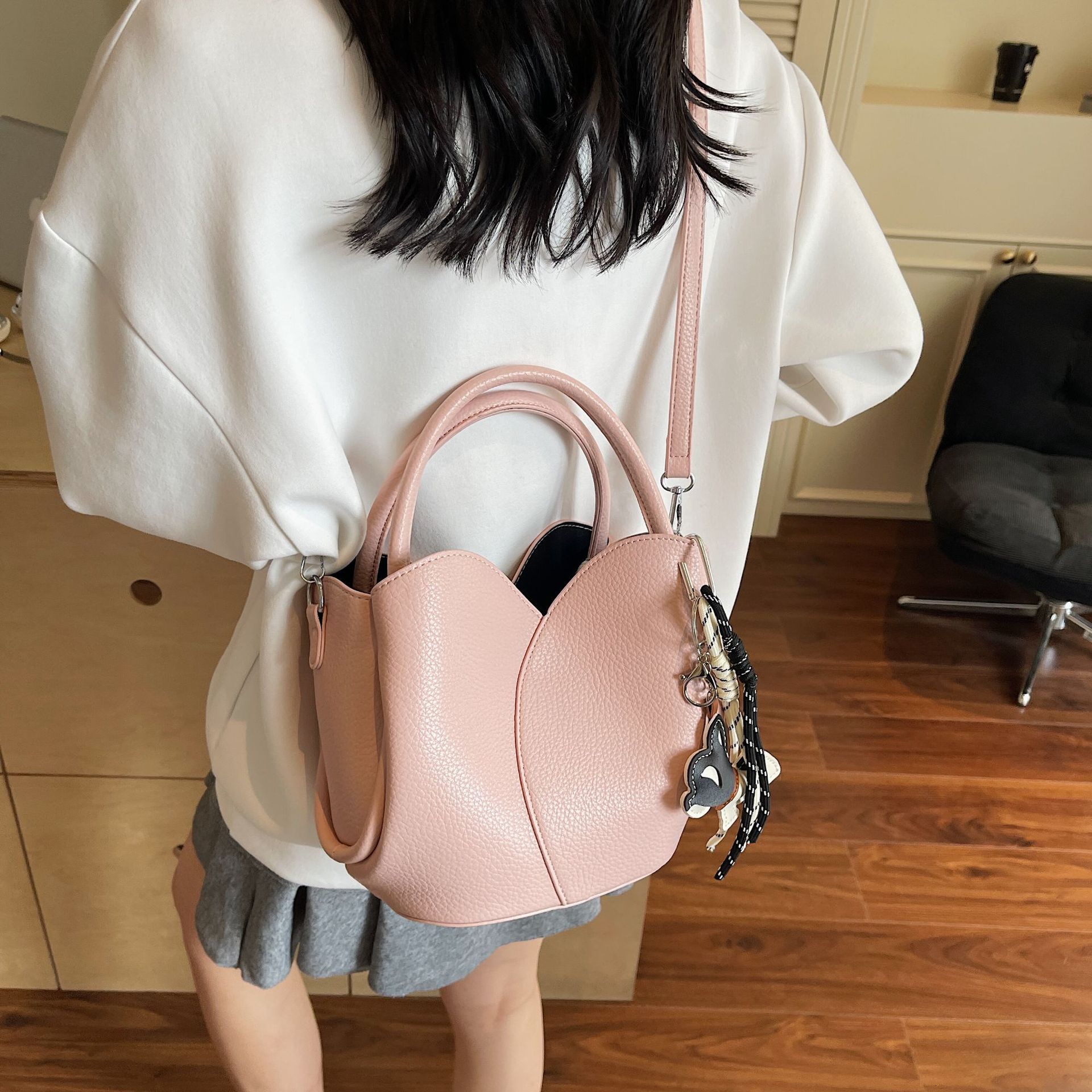 2025 Autumn New Fashionable Women's Shoulder Bag New Niche Design Women's Crossbody Bag Fashionable And Simple Handbag Autumn New Designer B