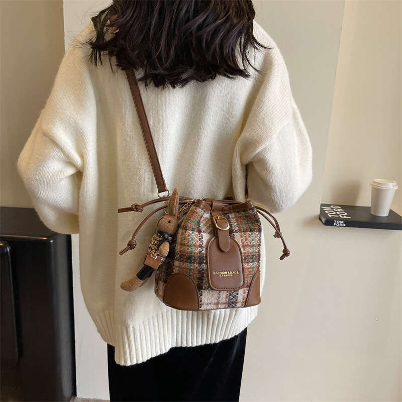 High-Quality Versatile Bucket Shoulder Small for Women 2025 New Trendy Fashion Commuter Crossbody Bag