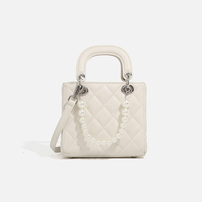 2024 Diamond Pattern Princess Diana Fashion Versatile Pearl Handbag New Trendy Women's Bag