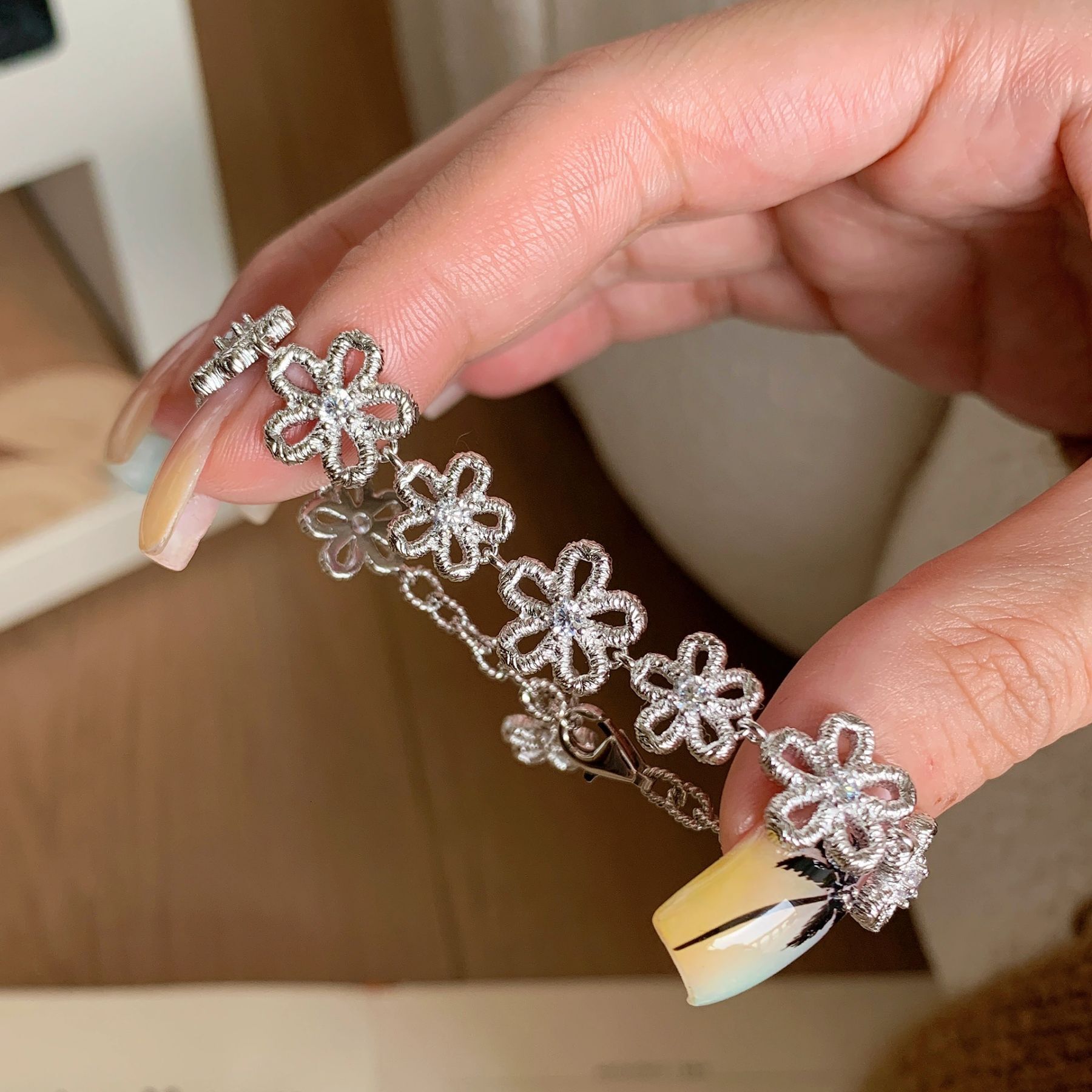 Zircon Hollow Flower Pendant Fashion Simple Versatile Elegant Bracelet Exquisite Light High-end Feel Women's Jewelry