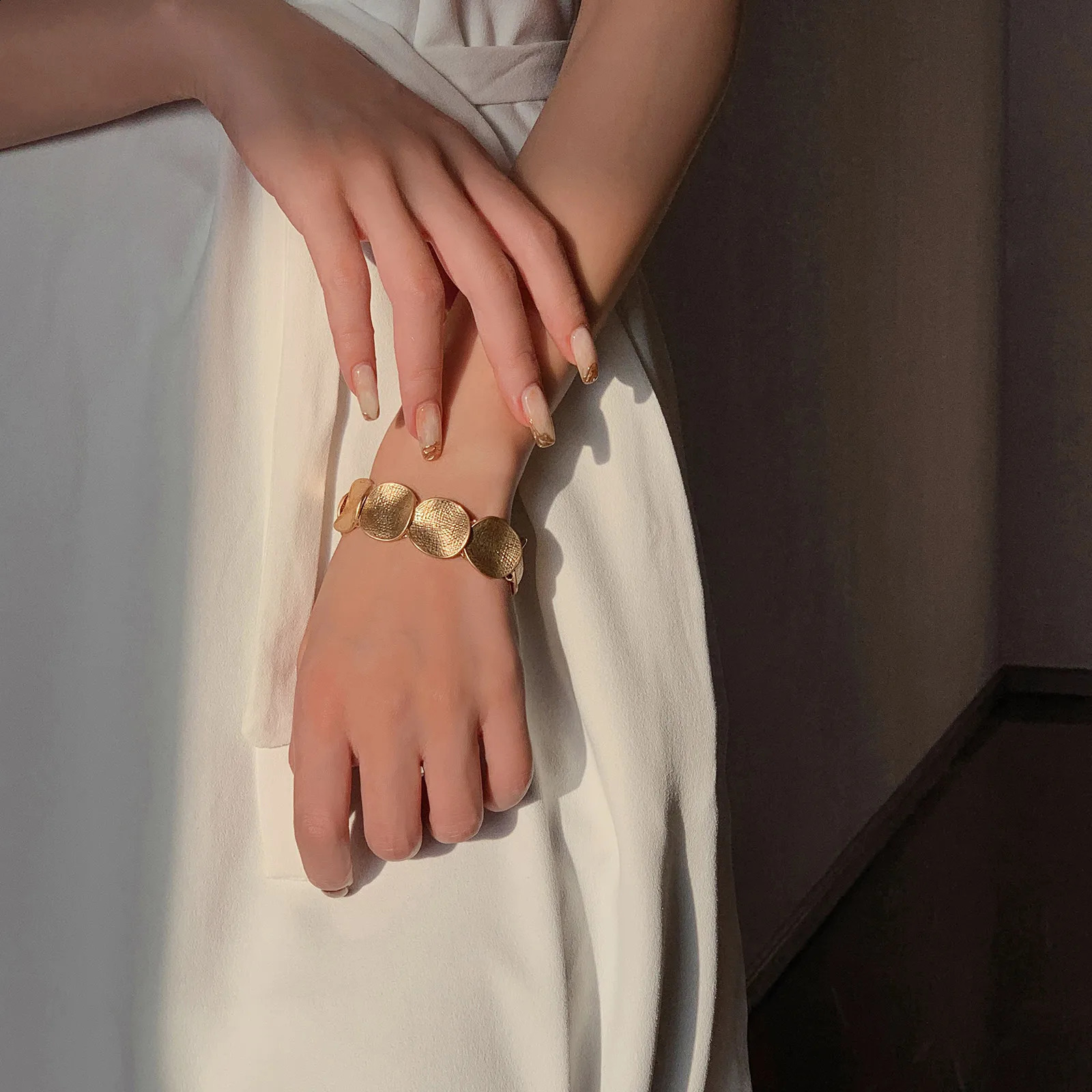 Serpentine Circular Ins Niche High-end Feel Friend Bracelets For Womens Exquisite Internet Fashion Jewelry 250807